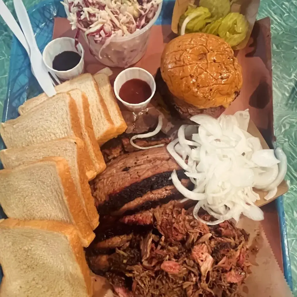 Franklin Barbecue barbecue food, photo credited to @bombom89.4 on Instagram.