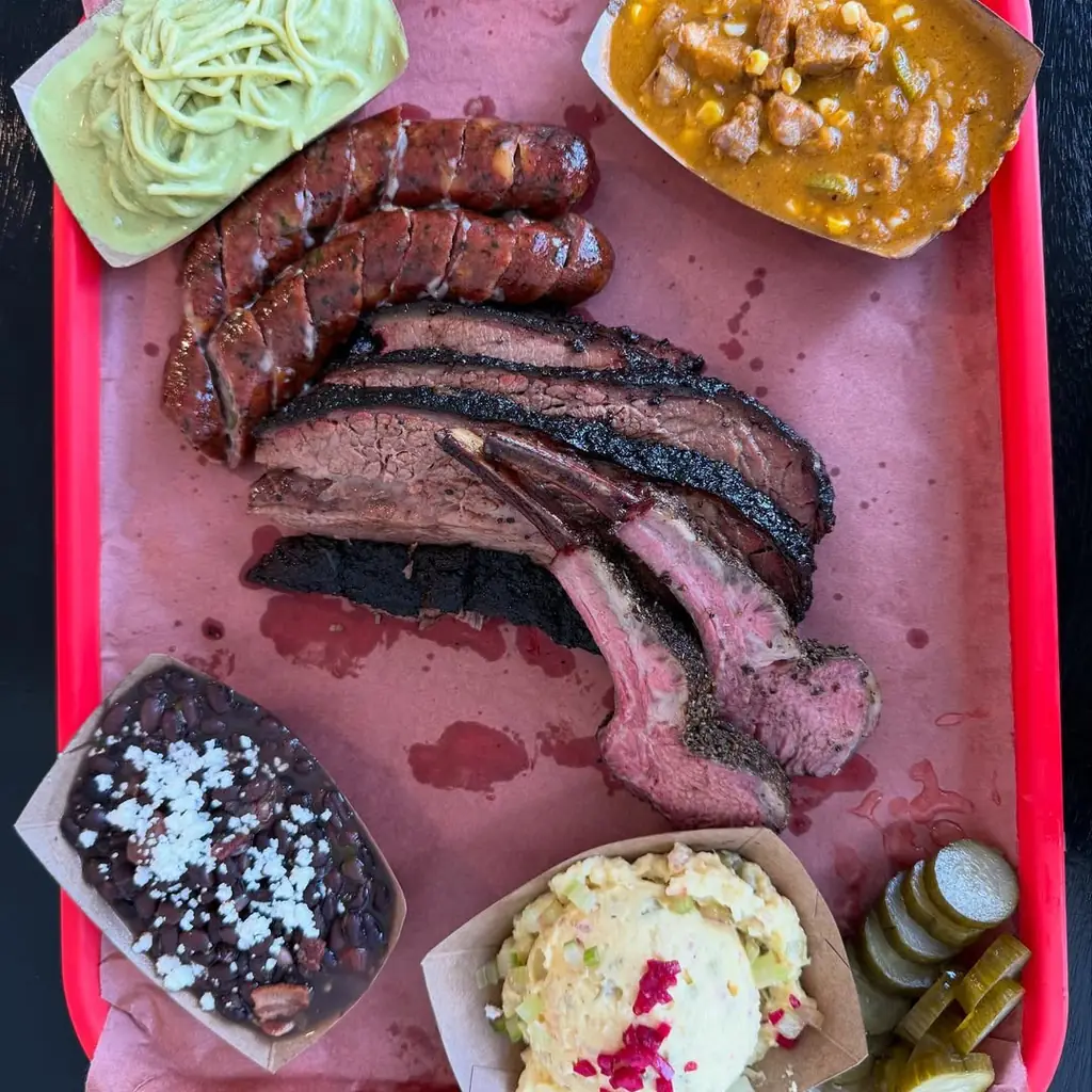 Barbs B Q barbecue food, photo credited to @grooviefoodies_ on Instagram.