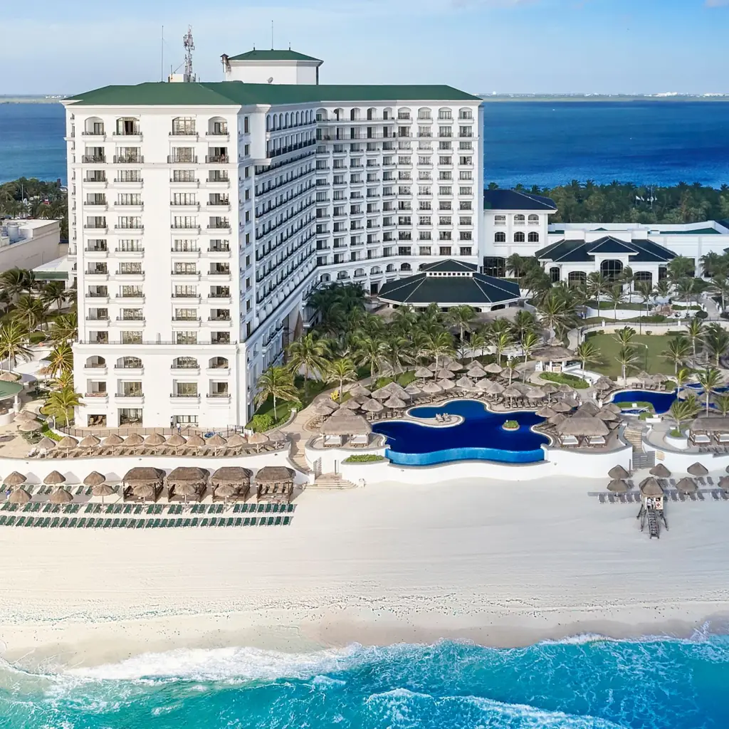 The infinity pool and beachfront at JW Marriott Cancun