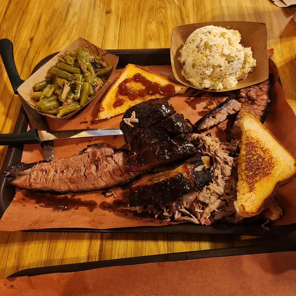Haywood Smokehouse, Dillsboro and Waynesville, photo credited to @thelibationlibrarian on Instagram.