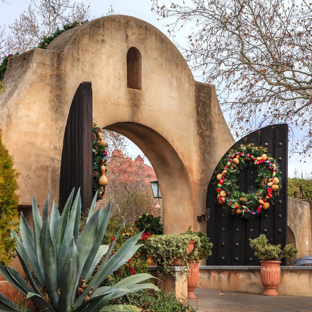 An arched entrance at Tlaquepaque Arts and Shopping Village in Sedona, Arizona.